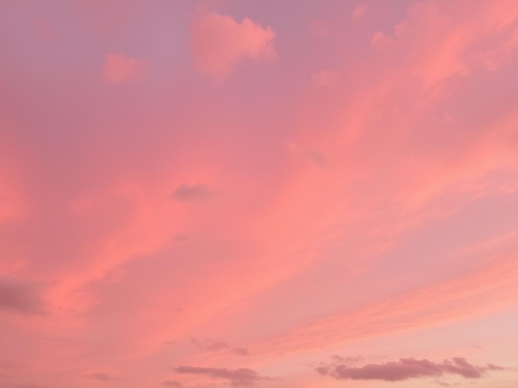 Einen Sonnen Untergang Mit Pink Lillanen Himmel Und Polarlic